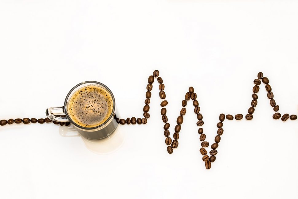 Șase feluri în care poți să îți faci cafeaua mai sănătoasă 