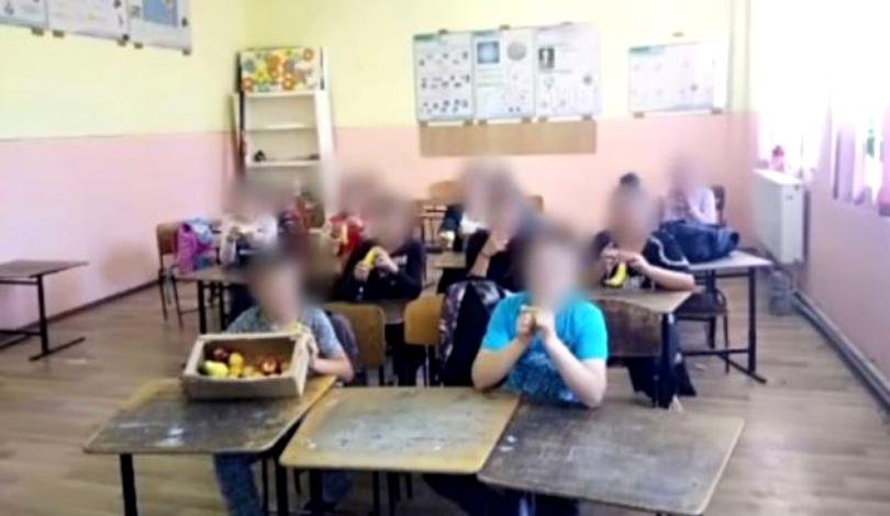 Situație halucinantă într-o școală din Bacău: Elevii au fost puși să mimeze că mănâncă sănătos