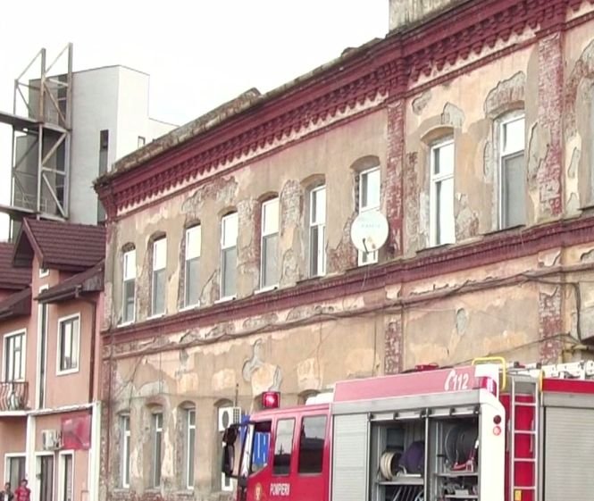 Un bărbat din Timișoara a căzut printr-un balcon. Clădirea unde locuia este veche de sute de ani - VIDEO