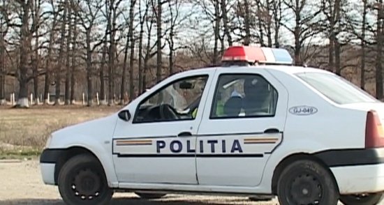 Vila şefului unei companii multinaţionale din Oradea a fost jefuită de un hoț mascat. A intrat în casă și i-a amenințat soția cu un cuțit