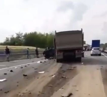 Accident rutier grav în Botoșani. Un bărbat a murit, după ce mașina în care se afla a ajuns sub roțile unui camion 