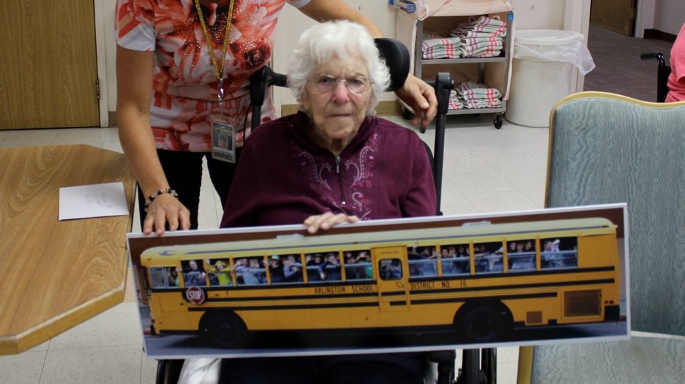 O femeie în vârstă făcea zilnic cu mâna elevilor din autobuz. Într-o zi, nu a mai venit la geam, dar copiii i-au făcut cea mai mare bucurie