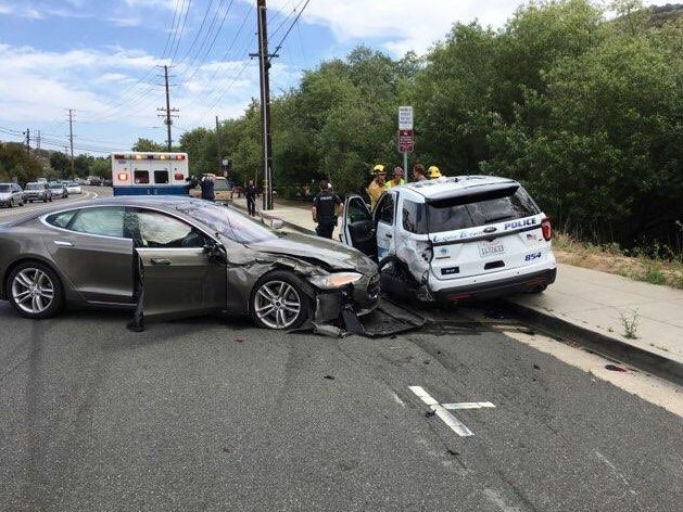 O mașină Tesla, setată pe pilot automat, implicată într-un grav accident rutier (FOTO)