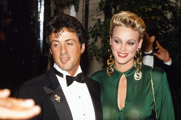 Cum arată fosta soție a lui Sylvester Stallone însărcinată la 54 de ani! A fost o bomba sexy a anilor ’80, iar acum e spectaculoasă deși este gravidă la o vârstă înaintată