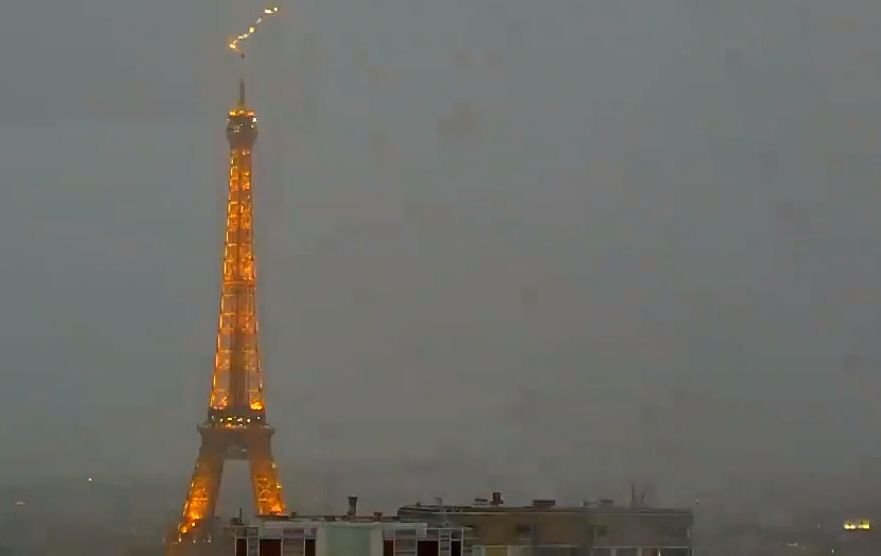 Imagini spectaculoase cu Turnul Eiffel lovit de fulger VIDEO