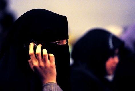 Încă o țară europeană interzice purtarea vălului islamic