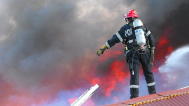 Incendiu puternic în Capitală. Pompierii intervin cu opt autospeciale