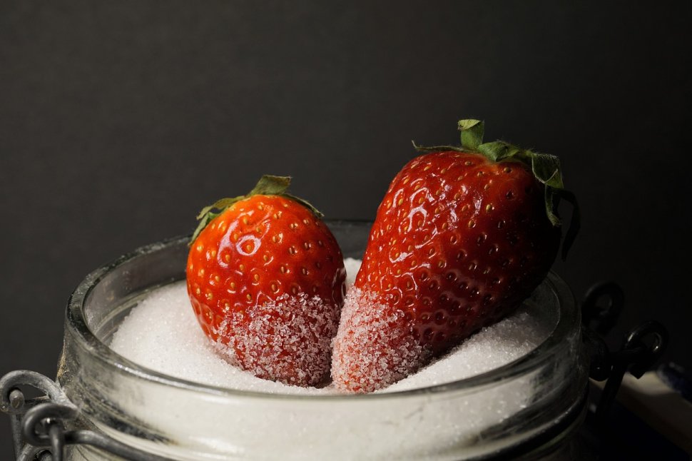 Mănânci căpșunile cu zahăr? Vezi ce îți face în corp această combinație