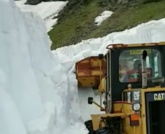 Zăpadă de şase metri pe Transfăgărăşan - VIDEO