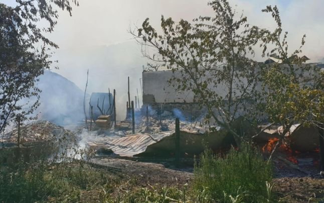 Incendiu violent în Vrancea. Mai multe case au fost cuprinse de flăcări