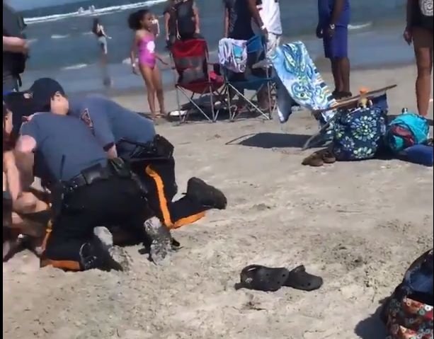 Noi imagini șocante cu polițistul care a lovit cu pumnii în cap o tânără de pe plajă 