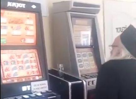 Un preot din Botoșani, surprins la păcănele. Imaginile au devenit virale pe internet - FOTO 530624