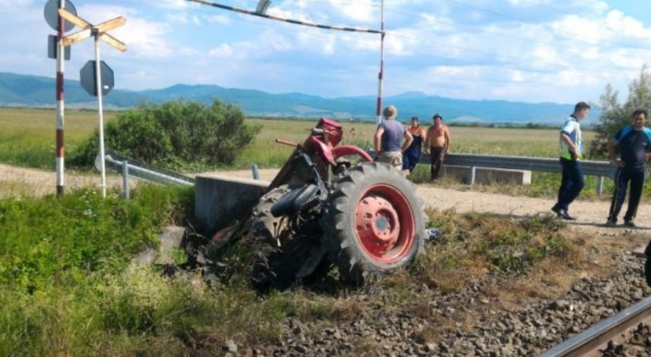 Un tren a lovit un tractor. Un om a murit în județul Brașov