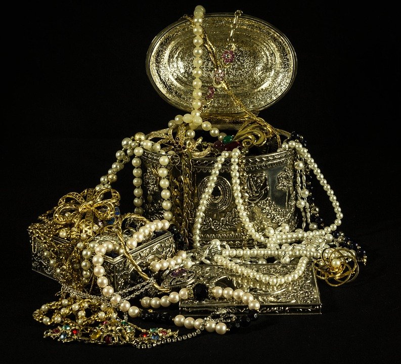 Kilograme de bijuterii din aur furate în urma unui jaf, la Timișoara