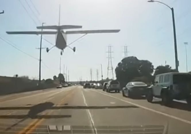 Un avion a aterizat de urgenţă pe un drum aglomerat din Los Angeles - VIDEO