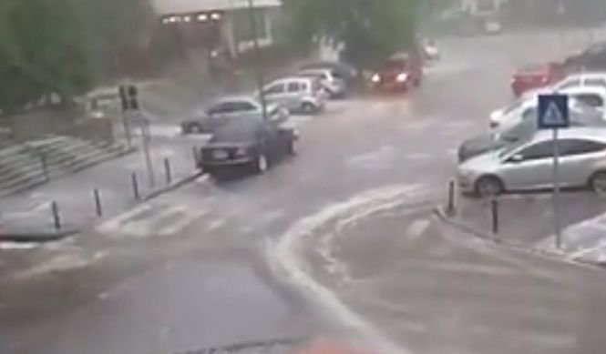 Vijelii puternice în țară. Străzi acoperite de șuvoaie, după o ploaie de câteva minute – VIDEO