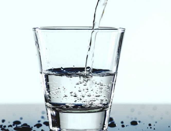 Trebuie să bem doi litri de apă pe zi? Răspunsul șocant oferit de un nutriționist
