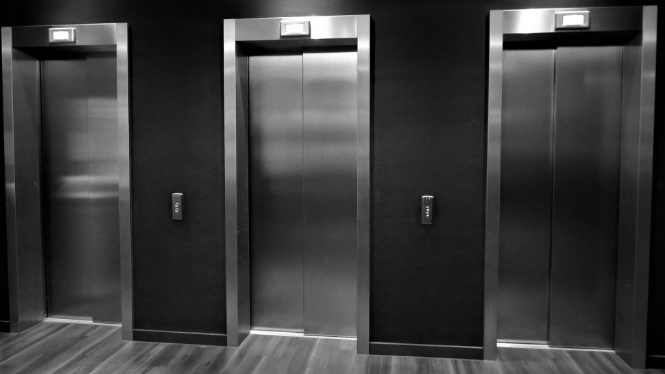 Motivul pentru care lifturile au oglinzi. Sigur nu știai asta!
