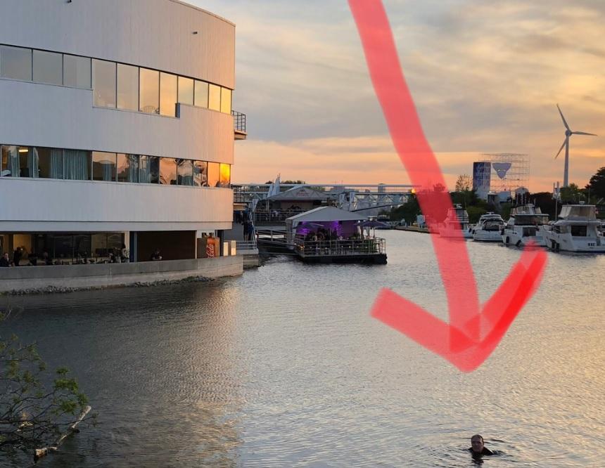 Un bărbat a fost dat afară de la un concert, dar a încercat să revină înot. Cum l-a răsplătit trupa  531186