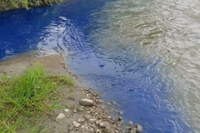 Apa a devenit albastră pe Râul Ialomiţa, din cauza unei posibile poluări - VIDEO