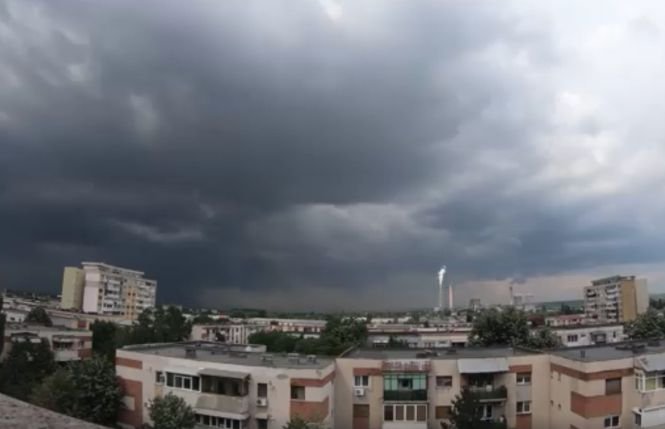 Fenomen potenţial periculos la Craiova: Nori de cenuşă de la o termocentrală, purtaţi de vânt peste gospodăriile din apropiere - VIDEO