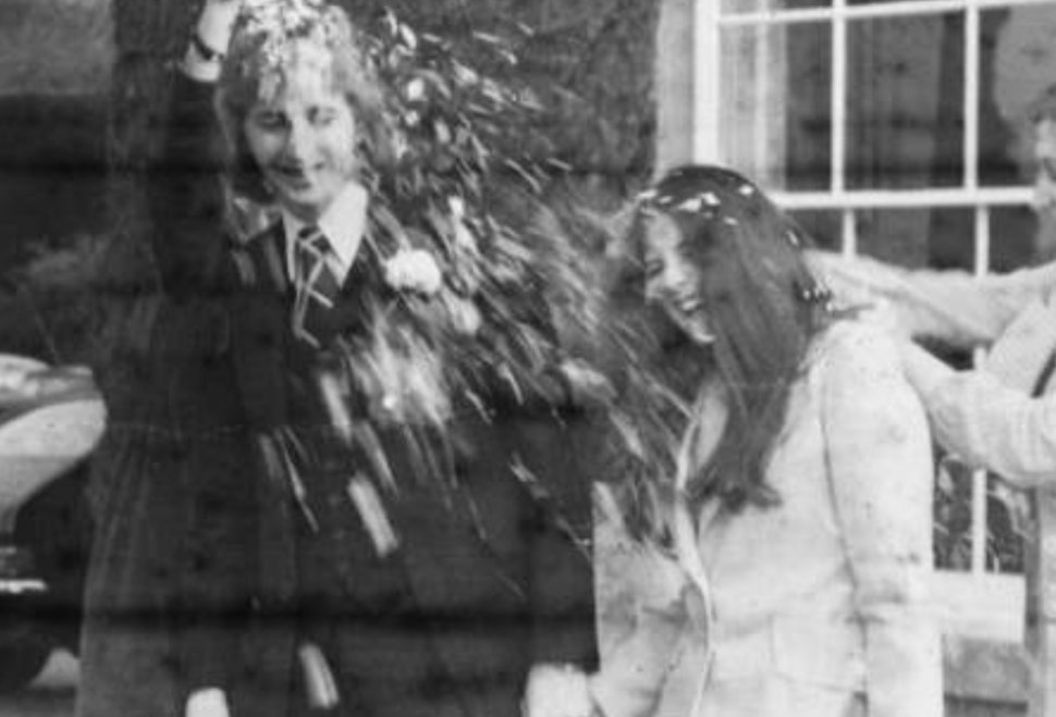 „Îi caut pe mirii care apar în aceste fotografii de nuntă din anii ’70!” Cum a reușit un român să-i găsească, după ce a cumpărat un aparat fotografic vechi