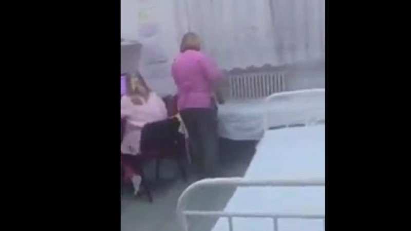 Imagini revoltătoare. Cum a fost tratată o pacientă într-un spital din Argeș 