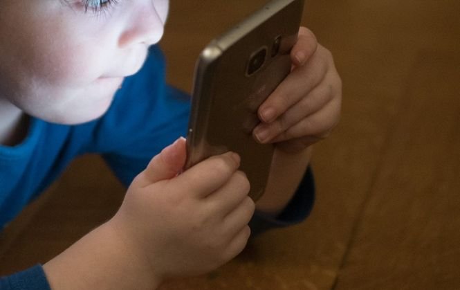 Răspunsul unei fetițe: „Când o să fiu mare, vreau să fiu telefon mobil!” Povestea a devenit virală