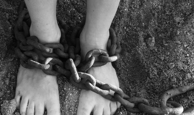 Caz şocant în Italia. Cinci români au fost arestaţi după ce au ţinut drept sclavi mai mulţi cetăţeni din România
