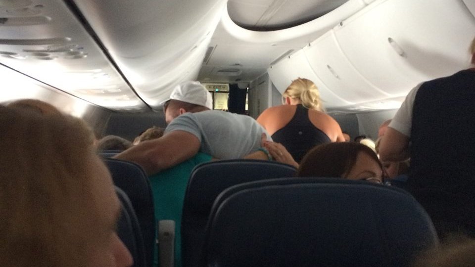 S-a așezat în avion lângă o femeie care plângea. Nimeni nu știa cine este bărbatul, dar la aterizare s-a întâmpat ceva incredibil