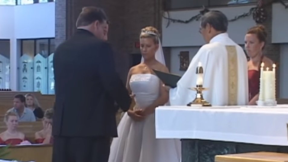 Urmau să fie declarați căsătoriți, dar mirele s-a întors și a făcut ceva incredibil. Preotul se închina și avea lacrimi în ochi. Ce a urmat apoi - VIDEO