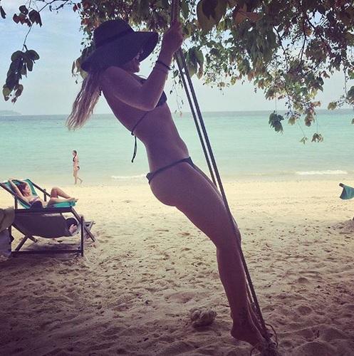 Imaginile de infarct postate de Delia din vacanță. Artista nu are deloc inhibiții pe plajă - GALERIE FOTO 532079
