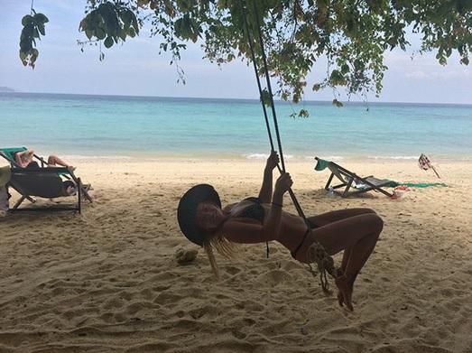 Imaginile de infarct postate de Delia din vacanță. Artista nu are deloc inhibiții pe plajă - GALERIE FOTO 532080