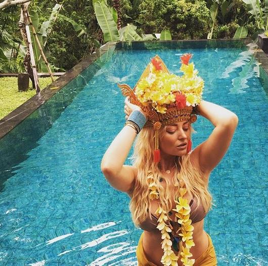 Imaginile de infarct postate de Delia din vacanță. Artista nu are deloc inhibiții pe plajă - GALERIE FOTO 532081