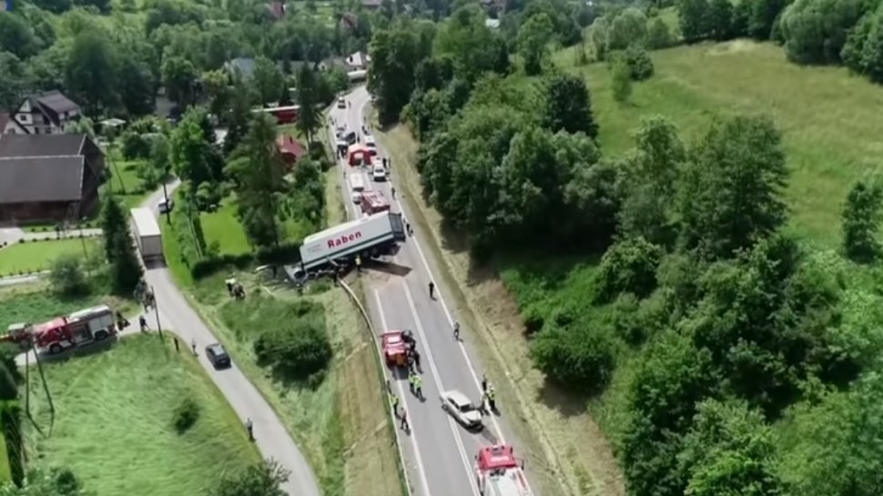 Accident în Polonia! 43 de copii, victime într-un impact teribil. Autocarul care-i aducea din excursie a fost lovit de un camion - VIDEO