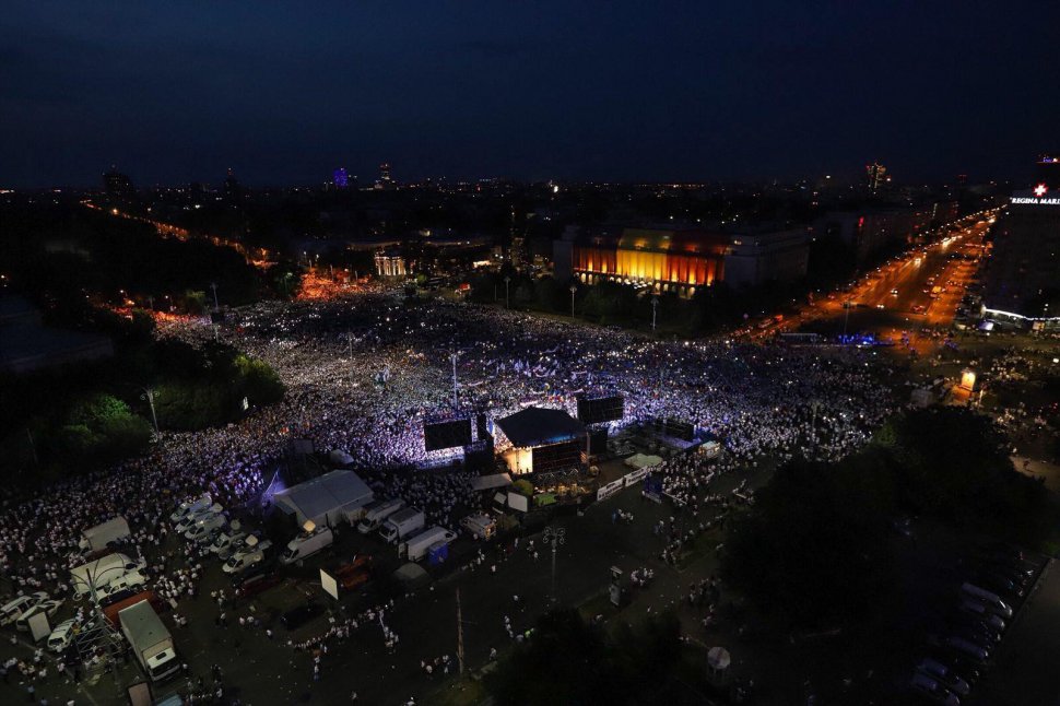 Mitingul PSD s-a încheiat. Piața Victoriei s-a luminat cu lanterne. Cele mai importante mesaje transmise de liderii Coaliției (FOTO+VIDEO)