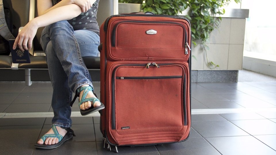 Ce nu trebuie să pui niciodată în sau pe bagajul tău