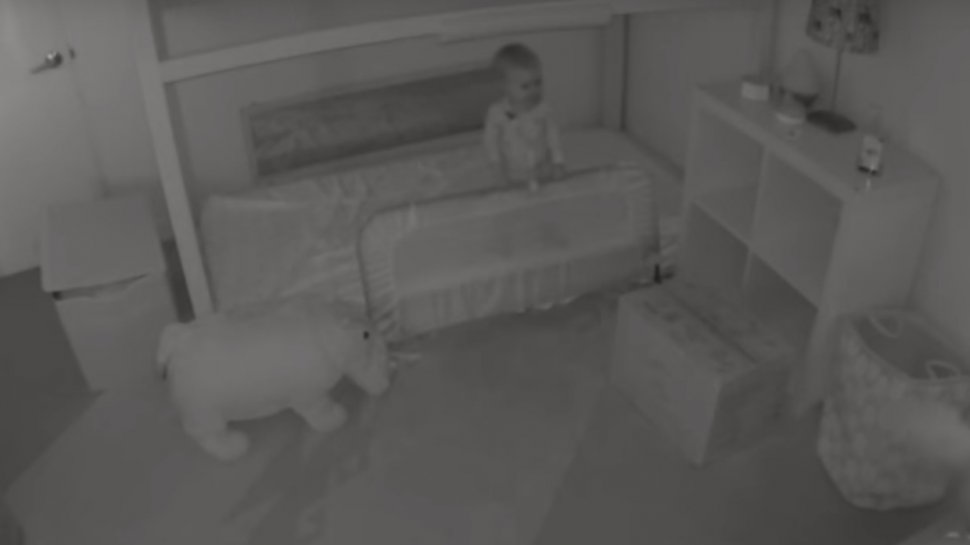 Și-au filmat copilul și au rămas uimiți! Ce se întampla în camera micuței, în fiecare dimineață - VIDEO
