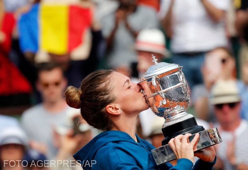 Simona Halep şi trofeul de la Roland Garros, pe Arena Naţională