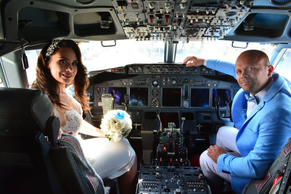 Căsătorie inedită în România. Un pilot din Iaşi s-a însurat cu aleasa inimii sale la bordul unui avion