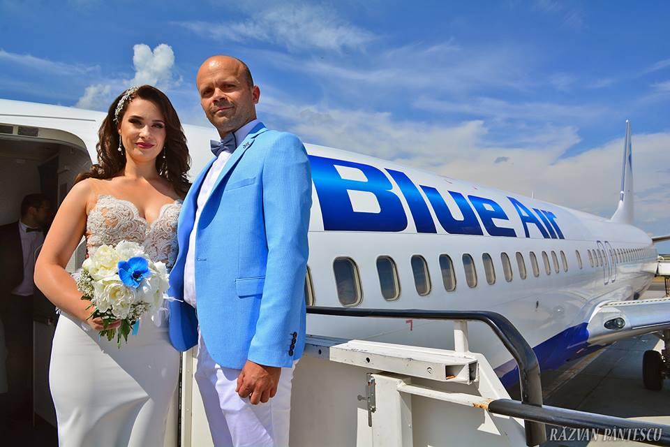 Căsătorie inedită în România. Un pilot din Iaşi s-a însurat cu aleasa inimii sale la bordul unui avion 532535