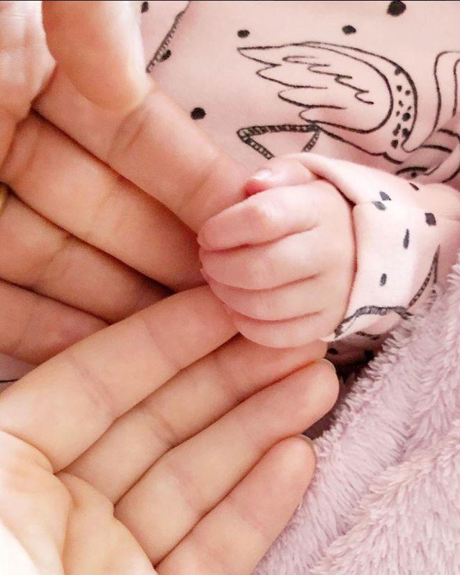 Laura Cosoi a născut. Vedeta a postat prima fotografie cu micuța - FOTO 532525