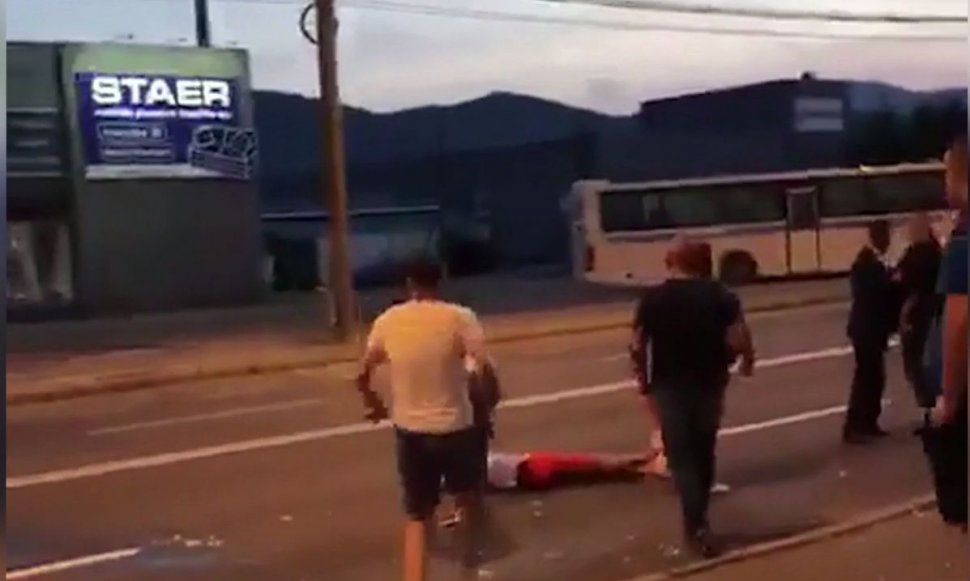Scene sângeroase în centrul unui mare oraș. Trei tineri au fost lăsați inconștienți în mijlocul străzii - VIDEO
