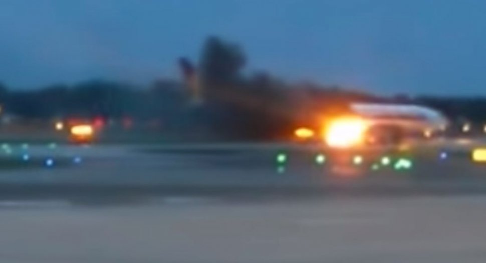 Panică pe un aeroport din Germania. Un avion a izbucnit în flăcări. Cabina pilotului a fost făcută scrum