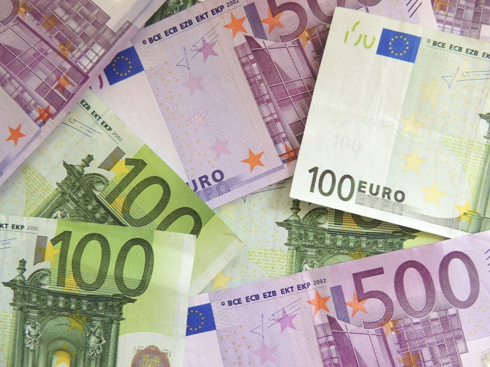 CURS VALUTAR. Euro creşte spre pragul de 4,66 lei