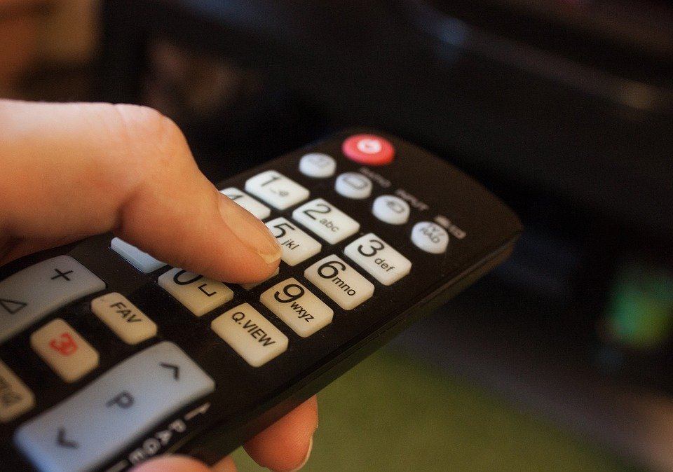 Reguli stricte la o cunoscută televiziune: Angajaţii nu au voie să se privească „mai mult de cinci secunde”