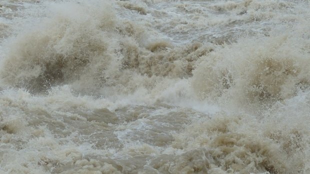 Hidrologii avertizează! Cod roşu de inundaţii pe mai multe râuri din țară