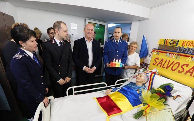  Ana are 100 de ani și zilele trecute era pe patul de spital. Când ceilalți pacienți au văzut cine vine să o viziteze, au încremenit. Ce i-au pus musafirii deasupra capului 533294