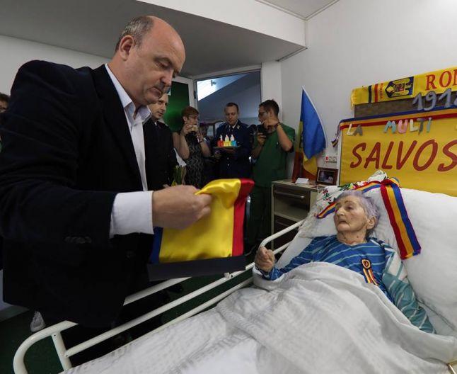  Ana are 100 de ani și zilele trecute era pe patul de spital. Când ceilalți pacienți au văzut cine vine să o viziteze, au încremenit. Ce i-au pus musafirii deasupra capului 533296