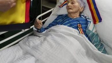  Ana are 100 de ani și zilele trecute era pe patul de spital. Când ceilalți pacienți au văzut cine vine să o viziteze, au încremenit. Ce i-au pus musafirii deasupra capului 533297